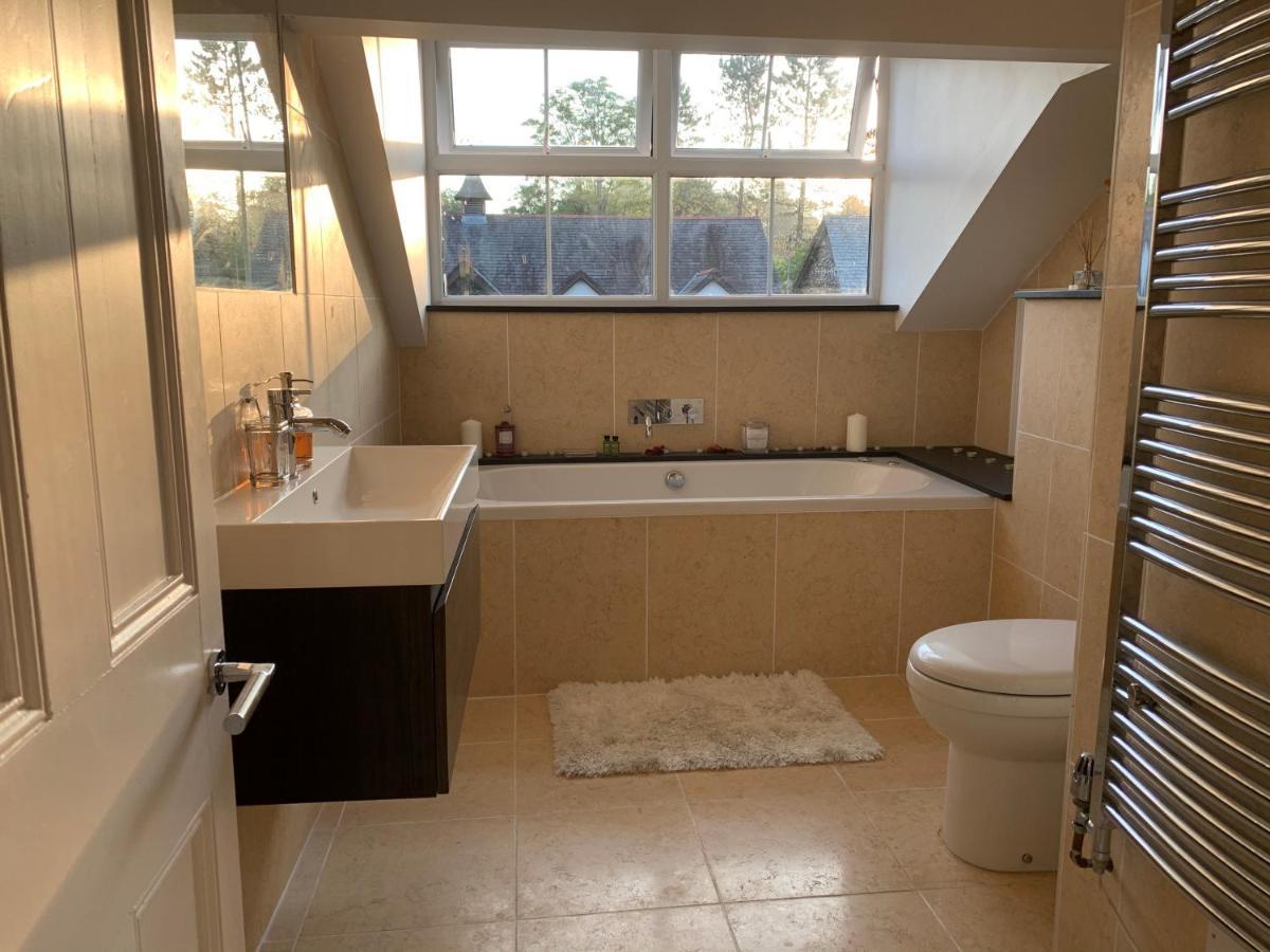 The Penthouse Bowness Luxury Loft Jacuzzi Bath & Complimentary Lakeview Spa Membership Bagian luar foto