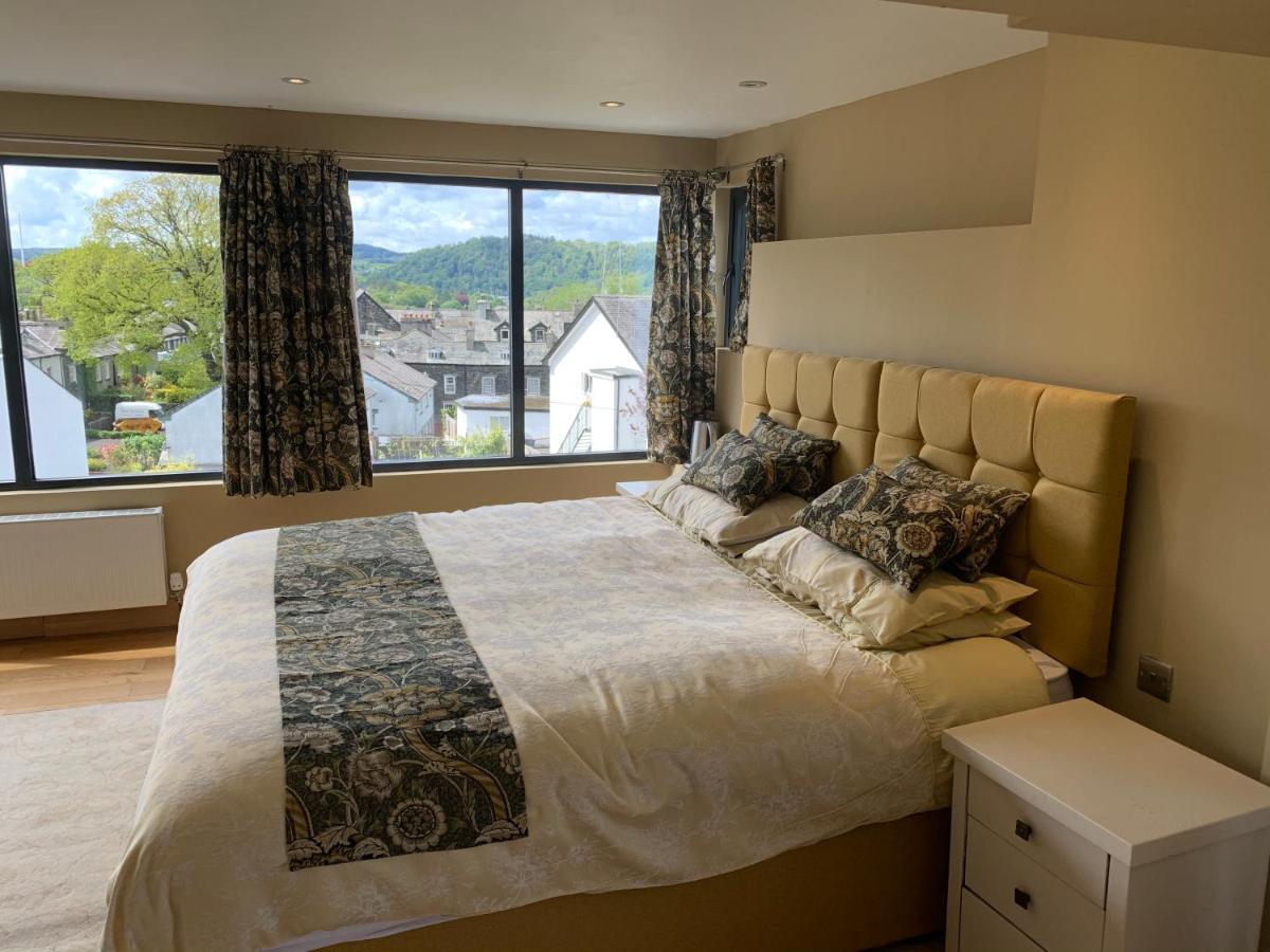 The Penthouse Bowness Luxury Loft Jacuzzi Bath & Complimentary Lakeview Spa Membership Bagian luar foto