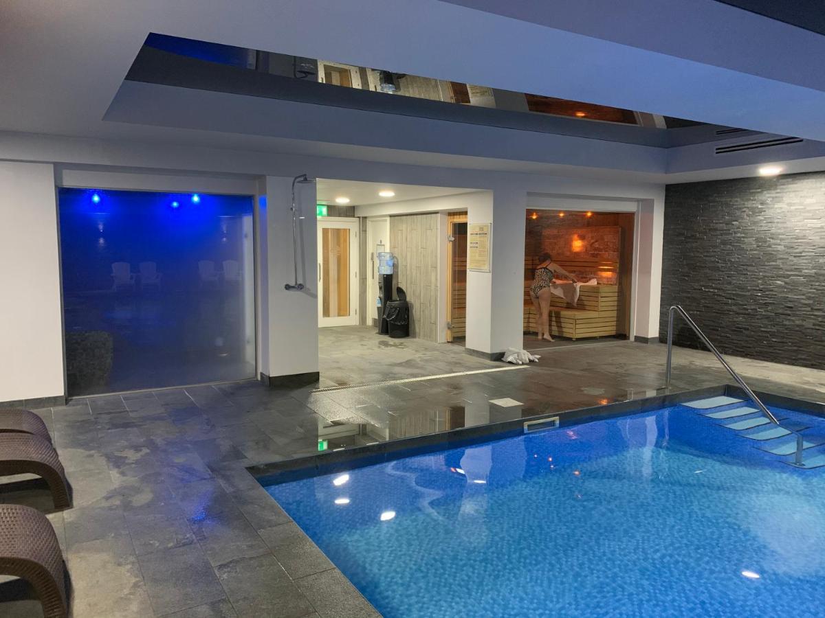 The Penthouse Bowness Luxury Loft Jacuzzi Bath & Complimentary Lakeview Spa Membership Bagian luar foto