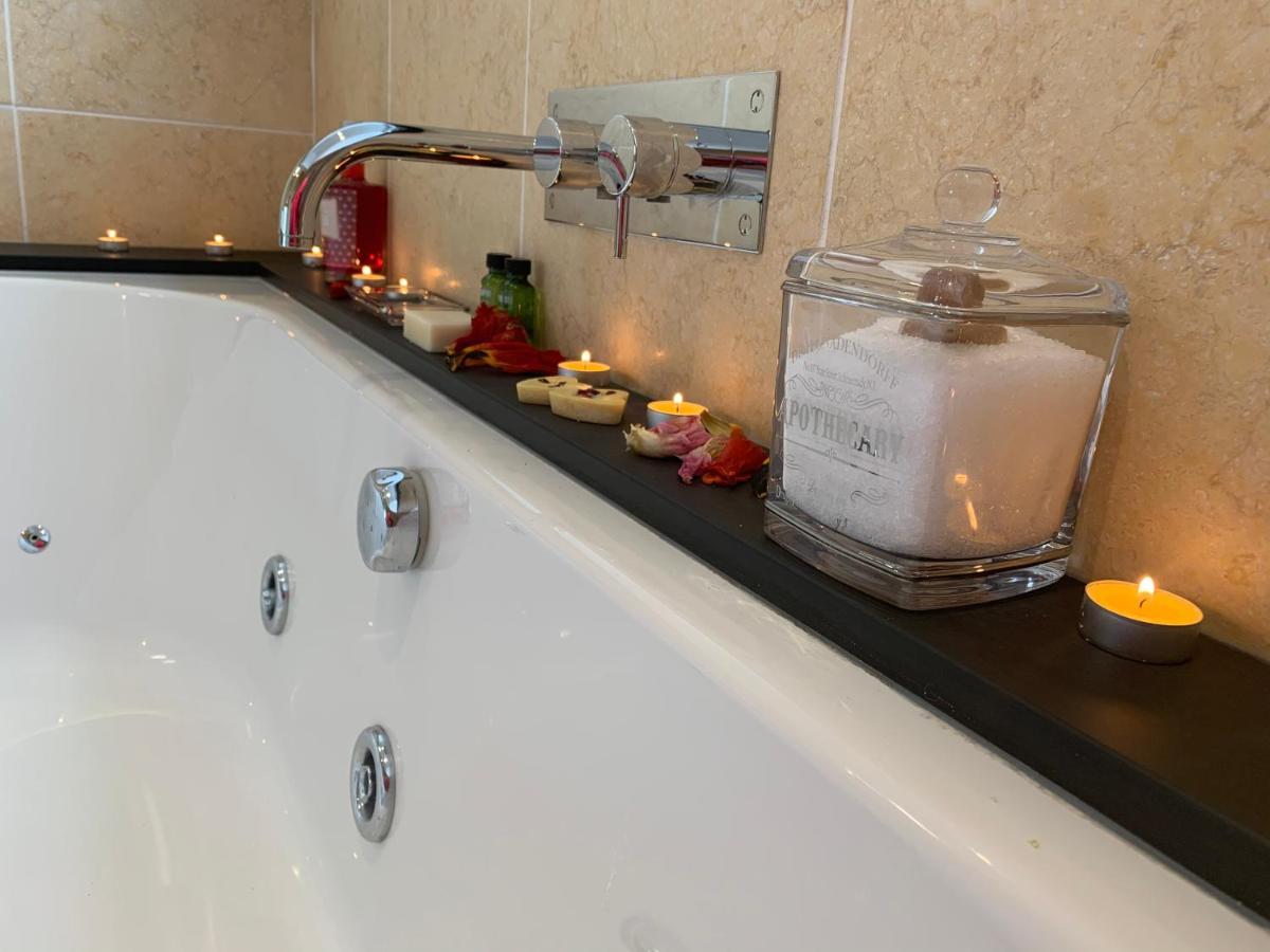 The Penthouse Bowness Luxury Loft Jacuzzi Bath & Complimentary Lakeview Spa Membership Bagian luar foto