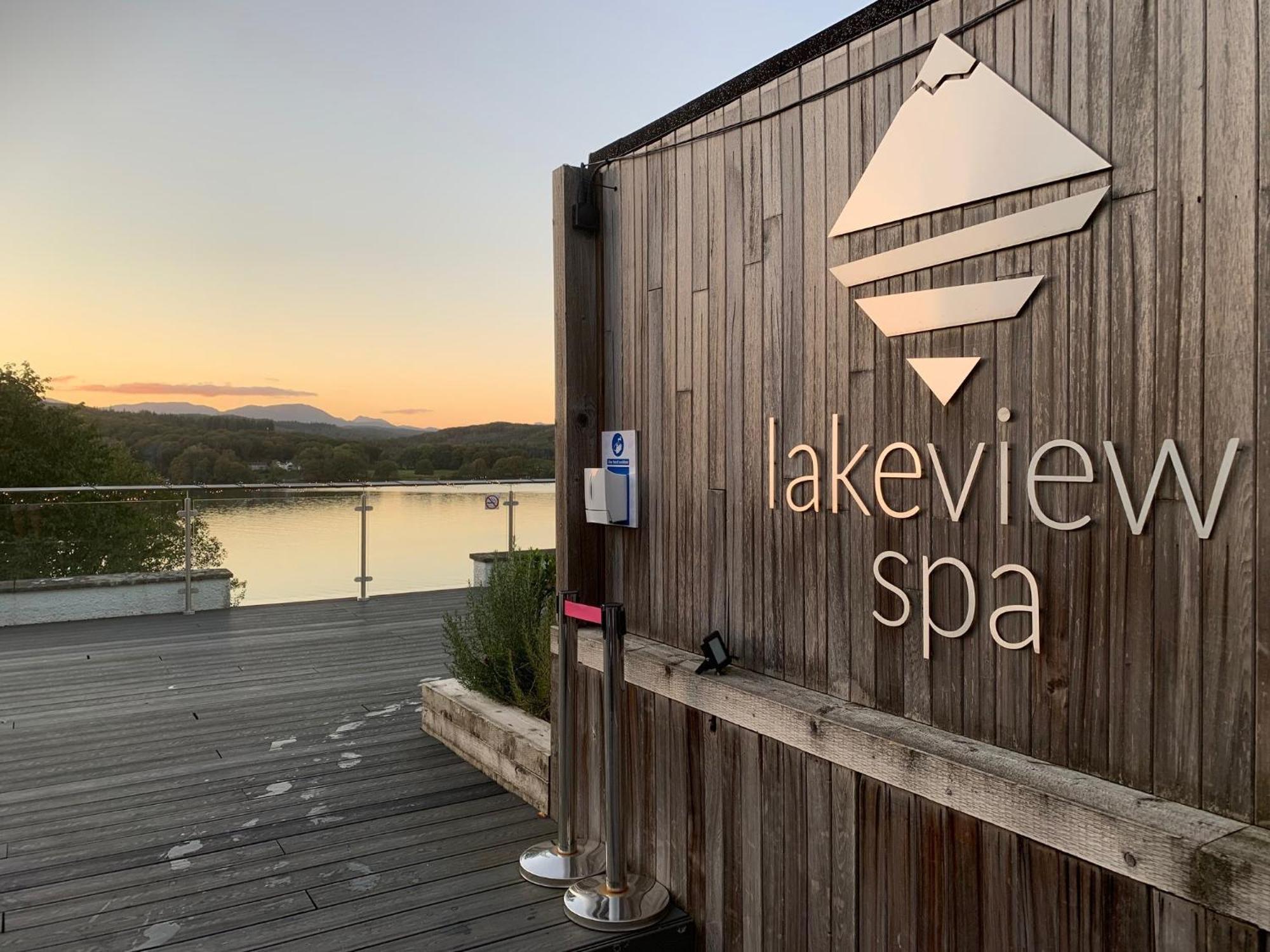 The Penthouse Bowness Luxury Loft Jacuzzi Bath & Complimentary Lakeview Spa Membership Bagian luar foto