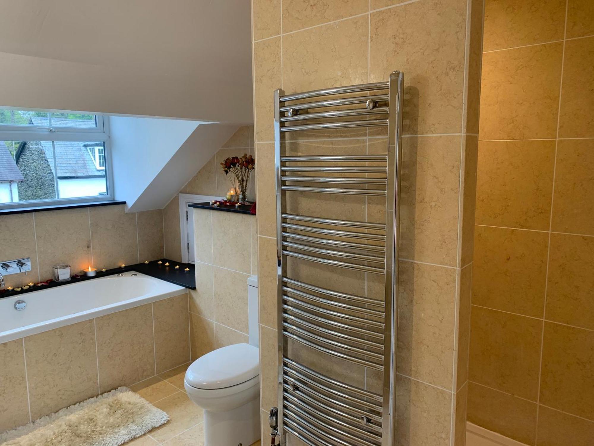 The Penthouse Bowness Luxury Loft Jacuzzi Bath & Complimentary Lakeview Spa Membership Bagian luar foto