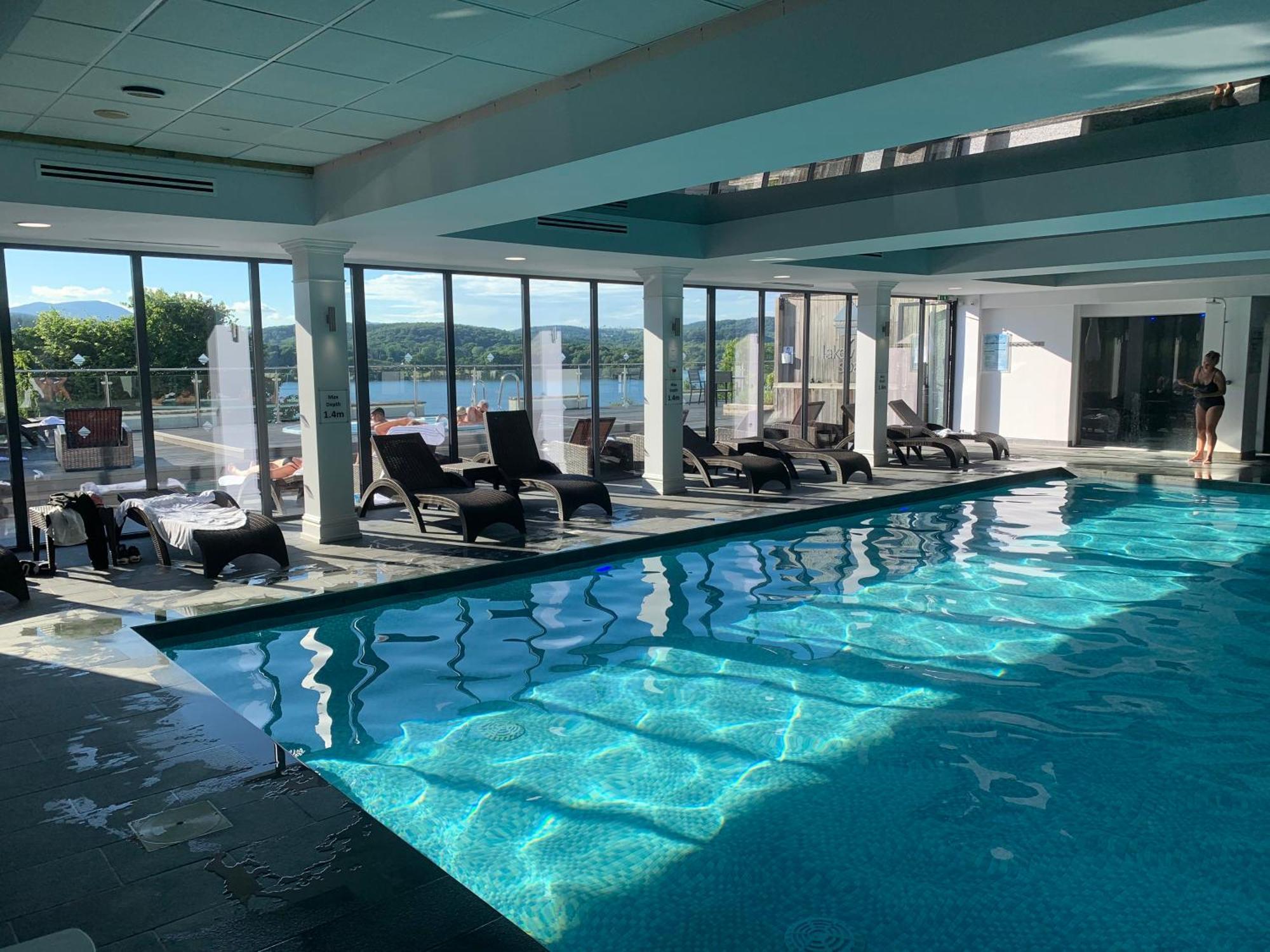 The Penthouse Bowness Luxury Loft Jacuzzi Bath & Complimentary Lakeview Spa Membership Bagian luar foto