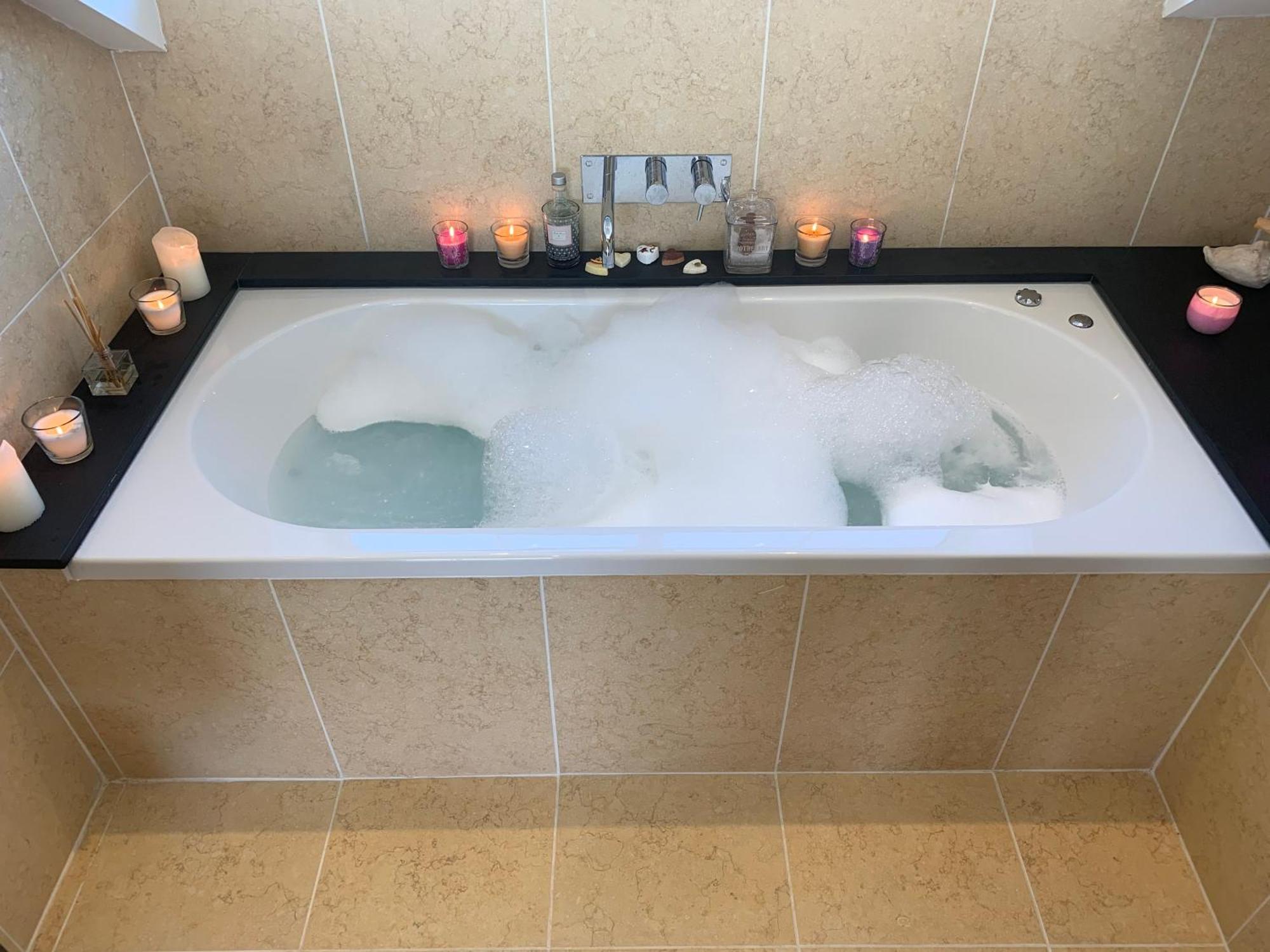 The Penthouse Bowness Luxury Loft Jacuzzi Bath & Complimentary Lakeview Spa Membership Bagian luar foto